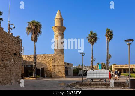 CAESAREA, Israel - am 11 2022. August befinden sich die Überreste einer alten inaktiven Moschee - Islam Camii - mit einem Minarett in der Stadt Caesarea, am Ufer von Stockfoto