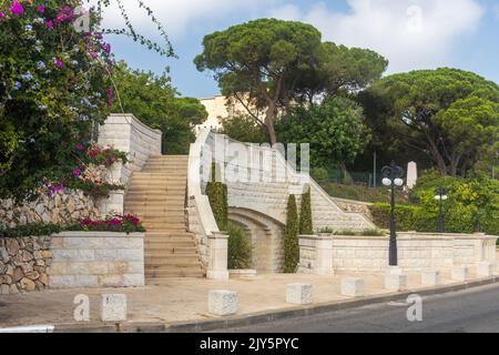 Haifa, Israel, 26. Juni 2022 : Blick von der Louis-Promenade auf dem Berg Carmel auf den Bahai-Tempel, die Innenstadt und den Hafen von Haifa in Israel Stockfoto