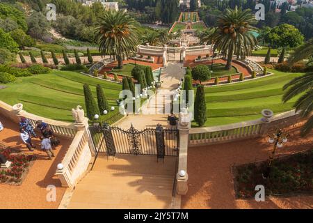 Haifa, Israel, 26. Juni 2022 : Blick von der Louis-Promenade auf dem Berg Carmel auf den Bahai-Tempel, die Innenstadt und den Hafen von Haifa in Israel Stockfoto