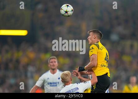 Signal Iduna Park, Dortmund, Deutschland. 6. September 2022. Nico Schlotterbeck (Borussia Dortmund) führt den Ball während der Borrusia Dortmund und des FC Kopenhagen im Signal Iduna Park, Dortmund, Deutschland, an. Ulrik Pedersen/CSM/Alamy Live News Stockfoto