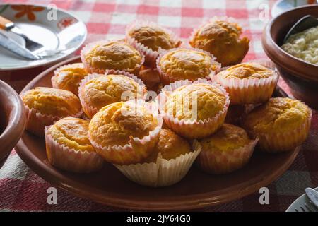 Maiskolben-Muffins auf einem Teller auf dem Tisch frisch gebacken, verzehrfertig Bio-Hausmannskost-Konzept vegane oder vegetarische traditionelle Mahlzeit Stockfoto