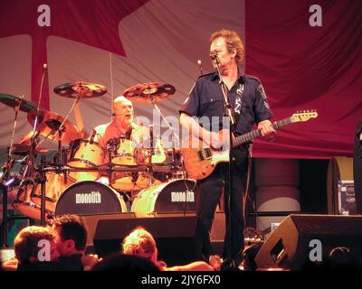 Dartmouth, Kanada - 30. Juni 2005: Kanadische Legenden April Wine treten vor dem Canada Day Konzert im Alderney Landing auf. Abgebildet sind Jerry Mercer, L und Stockfoto