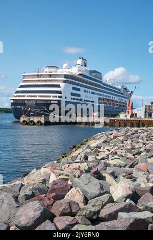 Die MS Zaandam wird von Holland America Line betrieben. Es ist nach der Stadt Zaandam in der Nähe von Amsterdam Niederlande benannt. Hier ist das Schiff doc Stockfoto