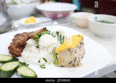Gegrilltes Zitronengras-Schweinekotelett mit kombinierter Bruchreis im Pho Tau Bay, einem vietnamesischen Restaurant in Cabramatta – Sydney, Australien Stockfoto