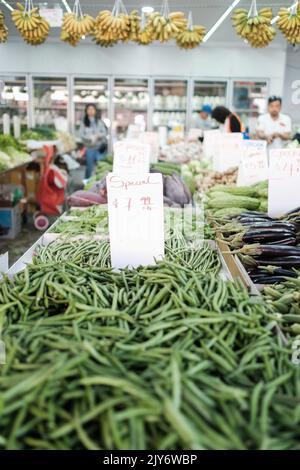 Grüne Bohnen und Bananen zum Verkauf in einem vietnamesischen Lebensmittelgeschäft in Cabramatta – Sydney, Australien Stockfoto
