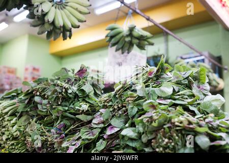 Grünes chinesisches Gemüse und Bananen zum Verkauf in einem vietnamesischen Lebensmittelgeschäft in Cabramatta – Sydney, Australien Stockfoto