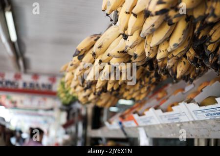 Bananen und andere frische Früchte zum Verkauf in einem vietnamesischen Lebensmittelgeschäft in Cabramatta – Sydney, Australien Stockfoto