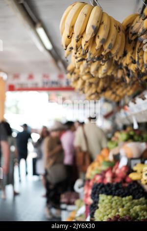 Bananen und andere frische Früchte zum Verkauf in einem vietnamesischen Lebensmittelgeschäft in Cabramatta – Sydney, Australien Stockfoto