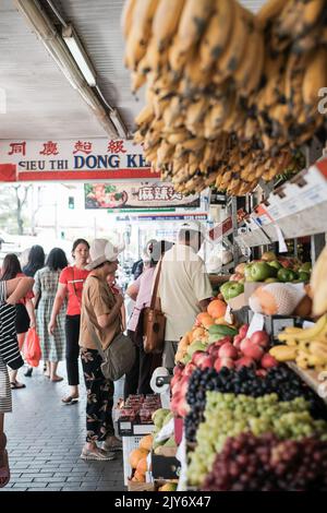 Bananen und andere frische Früchte zum Verkauf in einem vietnamesischen Lebensmittelgeschäft in Cabramatta – Sydney, Australien Stockfoto