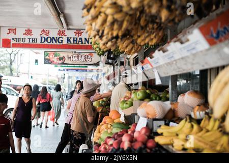 Bananen und andere frische Früchte zum Verkauf in einem vietnamesischen Lebensmittelgeschäft in Cabramatta – Sydney, Australien Stockfoto