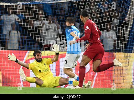 Neapel, Italien. 7. September 2022. Napoli's Piotr Zielinski (C) erzielt seinen zweiten Treffer während des UEFA Champions League Group A-Spiels zwischen Napoli und Liverpool in Neapel, Italien, am 7. September 2022. Quelle: Alberto Lingria/Xinhua/Alamy Live News Stockfoto