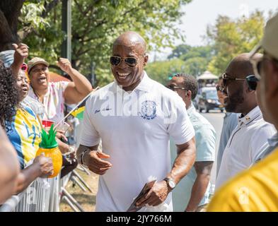 BROOKLYN, NY – 5. September 2022: Der Bürgermeister von New York, Eric Adams, begrüßt die Zuschauer bei der West Indian Day Parade. Stockfoto