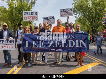 BROOKLYN, NY – 5. September 2022: Der New Yorker Gouverneurskandidat Lee Zeldin (Mitte) marschiert mit Anhängern in der West Indian Day Parade. Stockfoto