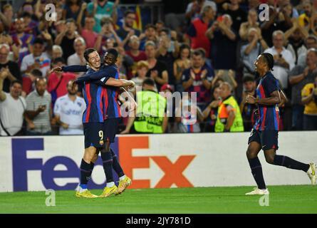 Barcelona, Spanien. 07. September 2022. Robert Lewandowski (9) vom FC Barcelona feiert den vierten Treffer mit Ousmane Dembele (7) vom FC Barcelona und Jules Kounde (23) vom FC Barcelona im Spiel zwischen FC Barcelona und FC Viktoria Plzen, was dem ersten Tag der Gruppenphase der UEFA Champions League entspricht Spotify Camp Nou Stadium in Barcelona, Spanien. 7. September 2022. Kredit: Rosdemora/Alamy Live Nachrichten Stockfoto