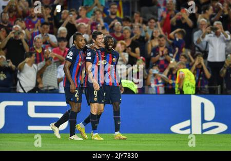 Barcelona, Spanien. 07. September 2022. Robert Lewandowski (9) vom FC Barcelona feiert den vierten Treffer mit Ousmane Dembele (7) vom FC Barcelona und Jules Kounde (23) vom FC Barcelona im Spiel zwischen FC Barcelona und FC Viktoria Plzen, was dem ersten Tag der Gruppenphase der UEFA Champions League entspricht Spotify Camp Nou Stadium in Barcelona, Spanien. 7. September 2022. Kredit: Rosdemora/Alamy Live Nachrichten Stockfoto