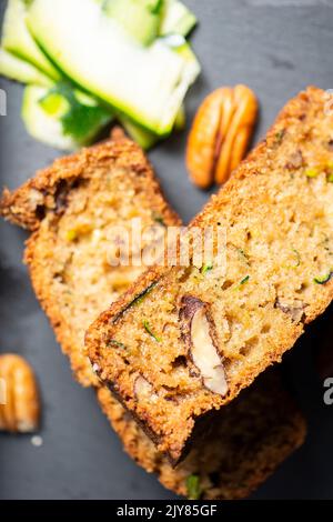 Hausgemachtes frisch gebackenes Zucchini-Schnellbrot mit Pekannüssen. Stockfoto