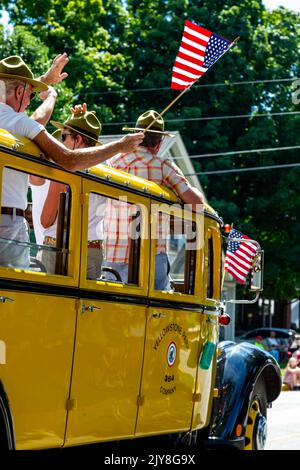 Ein Tour-Bus des Yellowstone-Nationalparks 1936 mit weißem Model 706 nimmt an der Auburn Cord Duesenberg Festival Parade 2022 in Auburn, Indiana, USA, Teil. Stockfoto