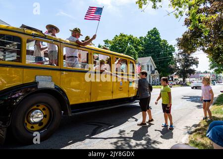 Ein Tour-Bus des Yellowstone-Nationalparks 1936 mit weißem Model 706 nimmt an der Auburn Cord Duesenberg Festival Parade 2022 in Auburn, Indiana, USA, Teil. Stockfoto