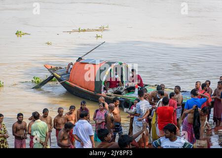 Indische Hindu-Menschen bieten dem Göttlichen „Tarpan“ für die Befreiung der Seele ihrer verstorbenen Ältesten in Mahalaya Paksha und Sola Shrad an Stockfoto