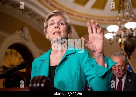 Die Senatorin der Vereinigten Staaten, Elizabeth Warren (Demokratin von Massachusetts), spricht mit Reportern während der Pressekonferenz der politischen Sitzung der Demokraten im Senat im US-Kapitol in Washington, DC, am Mittwoch, den 7. September 2022. Kredit: Cliff Owen/CNP /MediaPunch Stockfoto
