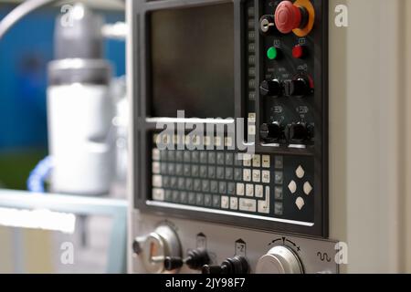 Bedienfeld der vertikalen CNC-Fräsmaschine. Selektiver Fokus. Stockfoto