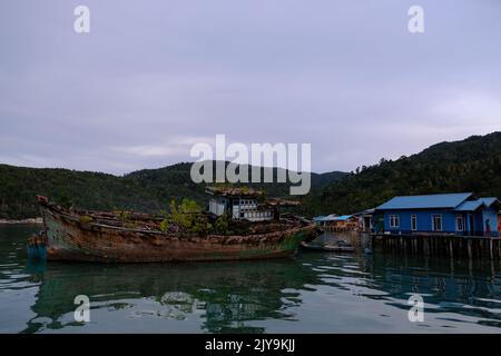 Indonesien Anambas-Inseln - altvietnamesisches Fischfangwrack Stockfoto