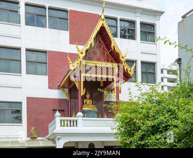 Die Statue des buddha vor dem Gebäudeteil in bangkok, Thailand. Stockfoto