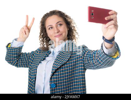 Einer niedlichen schönen Frau, die Selfie nimmt und Friedenszeichen mit Fingern auf weißem Hintergrund zeigt Stockfoto