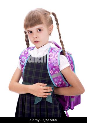 Liebenswert kleine Schülerin mit glücklichen Lächeln halten die Arme gekreuzt. Kleine Schulmädchen suchen schön in Schuluniform. Nettes Schulmädchen mit langen Brünette Stockfoto