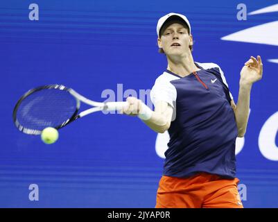 Flushing Meadow, United Gab An. 07. September 2022. Carlos Alcaraz aus Spanien gibt am Mittwoch, den 7. September 2022, im Viertelfinale der US Open Tennis Championships 2022 im Arthur Ashe Stadium im USTA Billie Jean King National Tennis Center in New York City einen Ball an Jannik SINNER aus Italien zurück. Foto von John Angelillo/UPI Credit: UPI/Alamy Live News Stockfoto