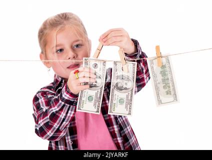 Mädchen mit Geld. Mädchen hängt am Geld am Seil auf weißem Hintergrund Stockfoto