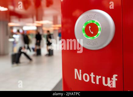 München, Deutschland. 08. September 2022. An der S- und U-Bahn-Station Marienplatz im Stadtzentrum befindet sich eine Notrufzentrale. Kredit: Peter Kneffel/dpa/Alamy Live Nachrichten Stockfoto