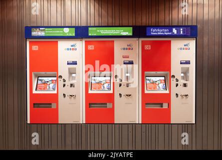 München, Deutschland. 08. September 2022. An der S- und U-Bahn-Station Marienplatz im Stadtzentrum befindet sich ein Ticketautomaten. Kredit: Peter Kneffel/dpa/Alamy Live Nachrichten Stockfoto