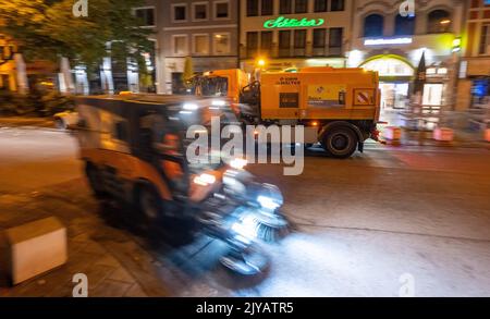 München, Deutschland. 08. September 2022. Reinigungsfahrzeuge fahren in den frühen Morgenstunden durch die Innenstadt, um die Straßen zu säubern. Kredit: Peter Kneffel/dpa/Alamy Live Nachrichten Stockfoto