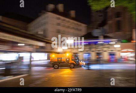 München, Deutschland. 08. September 2022. In den frühen Morgenstunden fährt ein Reinigungsfahrzeug durch die Innenstadt, um eine Straße zu reinigen. Kredit: Peter Kneffel/dpa/Alamy Live Nachrichten Stockfoto