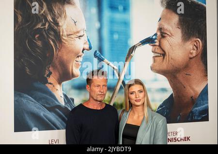 Berlin, Deutschland. 07. September 2022. Der Schauspieler und Regisseur til Schweiger kommt mit seiner Tochter, der Schauspielerin Luna Schweiger, am Mittwochabend zur Weltpremiere seines Films 'Dear Kurt' an. Der Film wird am 15.09.2022 in den Kinos eröffnet. Quelle: Fabian Sommer/dpa/Alamy Live News Stockfoto