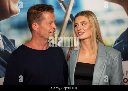 Berlin, Deutschland. 07. September 2022. Der Schauspieler und Regisseur til Schweiger kommt mit seiner Tochter, der Schauspielerin Luna Schweiger, zur Weltpremiere seines Films 'Dear Kurt' am Mittwochabend. Der Film wird am 15.09.2022 in den Kinos eröffnet. Quelle: Fabian Sommer/dpa/Alamy Live News Stockfoto