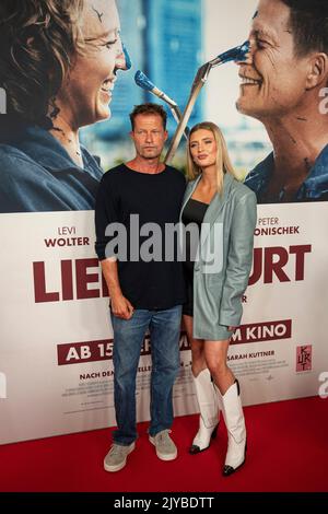 Berlin, Deutschland. 07. September 2022. Der Schauspieler und Regisseur til Schweiger kommt mit seiner Tochter, der Schauspielerin Luna Schweiger, am Mittwochabend zur Weltpremiere seines Films 'Dear Kurt' an. Der Film wird am 15.09.2022 in den Kinos eröffnet. Quelle: Fabian Sommer/dpa/Alamy Live News Stockfoto