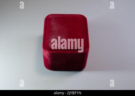 Rote Schachtel für Schmuck. Isoliert auf Grau Stockfoto
