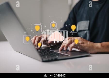 Kreativität, Innovation und das Konzept einer Geschäftsidee. Positiver Geschäftsmann, der an einem Projekt auf seinem Laptop arbeitet, mit großartigen innovativen Ideen für c Stockfoto