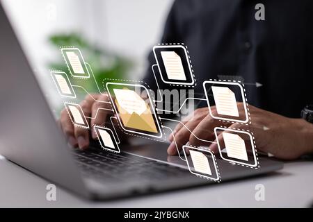 IT-Mitarbeiter verwenden ein Dokumentenmanagementsystem (DMS), eine Online-Dokumentationsdatenbank, Prozessautomatisierung und andere Unternehmenstechnologien für Stockfoto
