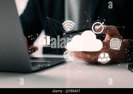 Auf dem Computerbildschirm analysiert ein Geschäftsmann Daten auf Gewinn, plant Marketing, finanziert und verkauft Daten. Stockfoto