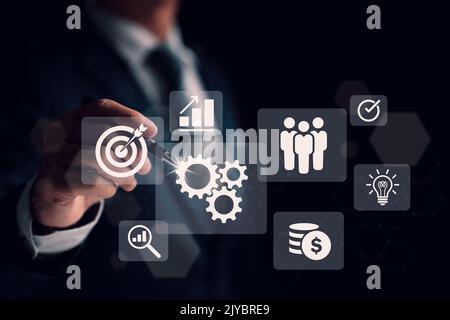 Virtueller Innovationsbildschirm, Betriebsmanagement, Geschäftsprozess- und Problembehebung, Workflow, hohe Qualitätskontrolle. Stockfoto