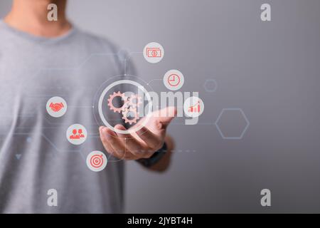 Diagramm des Geschäftsprozessmanagements und der Workflow-Automatisierung mit Zahnrädern und Symbolen im Hintergrund und einem Verbindungsnetz. Der Manager interagiert Stockfoto