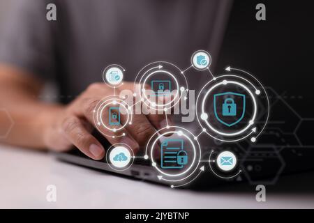 Datenschutzkonzept mit einem Mann, der einen Laptop verwendet. Stockfoto
