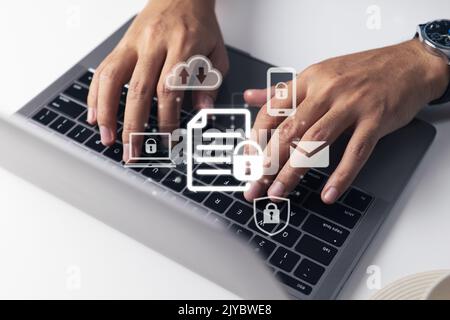 Konzept des Datenschutzes mit einem Mann, der einen Laptop verwendet Stockfoto