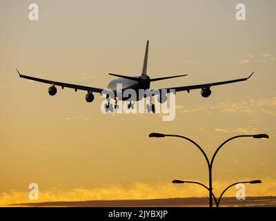 Richmond, British Columbia, Kanada. 6. September 2022. Ein Airbus A340-Jetliner (HB-JMG) der Firma Airbus landet bei Sonnenuntergang am internationalen Flughafen Vancouver. (Bild: © Bayne Stanley/ZUMA Press Wire) Stockfoto