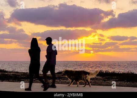 Haifa, Israel - 05. September 2022: Sonnenuntergangsszene an der Mittelmeerküste, mit Besuchersilhouette. Haifa, Nord-Israel Stockfoto