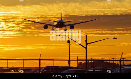 Richmond, British Columbia, Kanada. 6. September 2022. Ein EVA Air Boeing 787-10 Dreamliner Jetliner (B-17801) landet bei Sonnenuntergang am Vancouver International Airport. (Bild: © Bayne Stanley/ZUMA Press Wire) Stockfoto