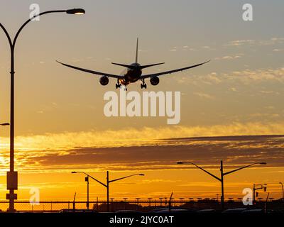 Richmond, British Columbia, Kanada. 6. September 2022. Ein EVA Air Boeing 787-10 Dreamliner Jetliner (B-17801) landet bei Sonnenuntergang am Vancouver International Airport. (Bild: © Bayne Stanley/ZUMA Press Wire) Stockfoto